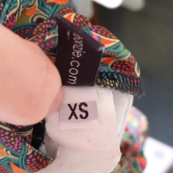 Onzie Tuxedo Balinese Cropped Leggings - Picture 6 of 8